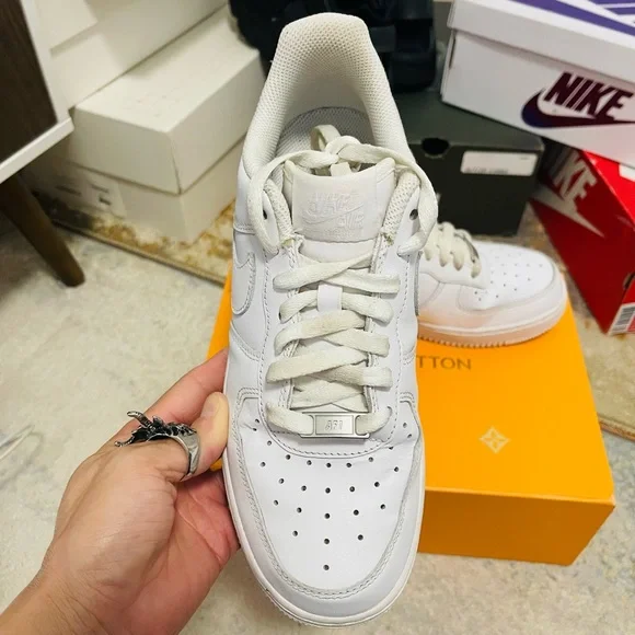 EUC Women’s Size 8 (Euro Sz 39) Nike Air Force 1 Low 07’ Sneakers Triple White - Picture 12 of 15